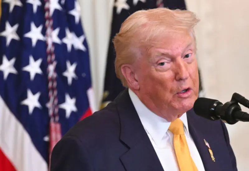 El presidente Donald Trump en una fotografía que ilustra su política de priorizar la seguridad alimentaria sobre el riesgo sanitario del glifosato.