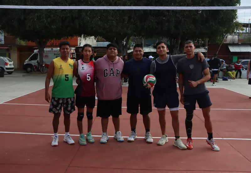 El equipo de voleibol Élite celebra su victoria como campeón invicto del Torneo Relámpago en el Barrio de San Sebastián.