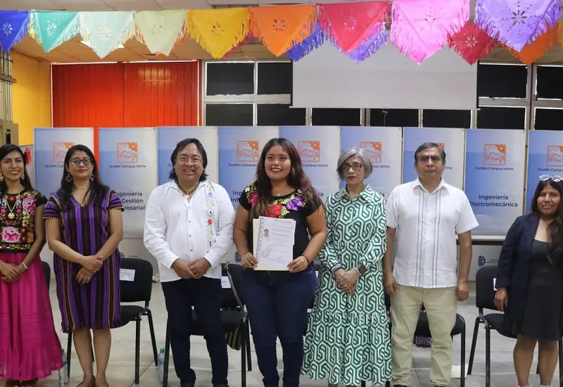 Autoridades educativas y miembros de la comunidad reunidos durante el evento oficial de entrega de acreditaciones a la lengua zapoteca.