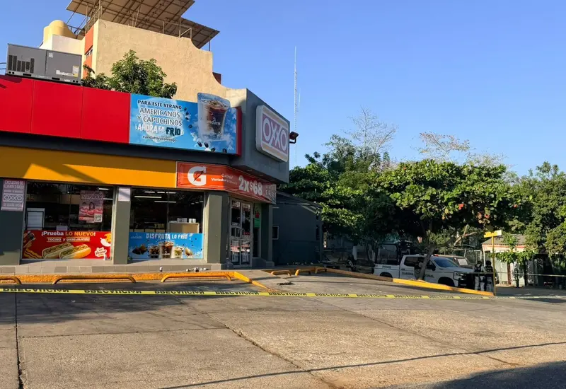 Imagen que muestra la escena del crimen en Pinotepa Nacional, el lugar donde dos personas fueron agredidas con arma de fuego.