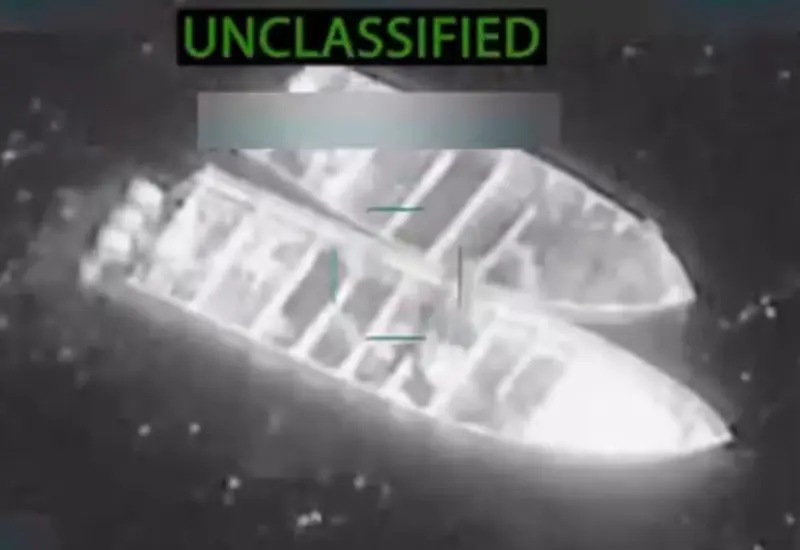 Imagen del bombardeo a una lancha en el Océano Pacífico por parte de Estados Unidos, un operativo del Pentágono que resultó en tres muertos.
