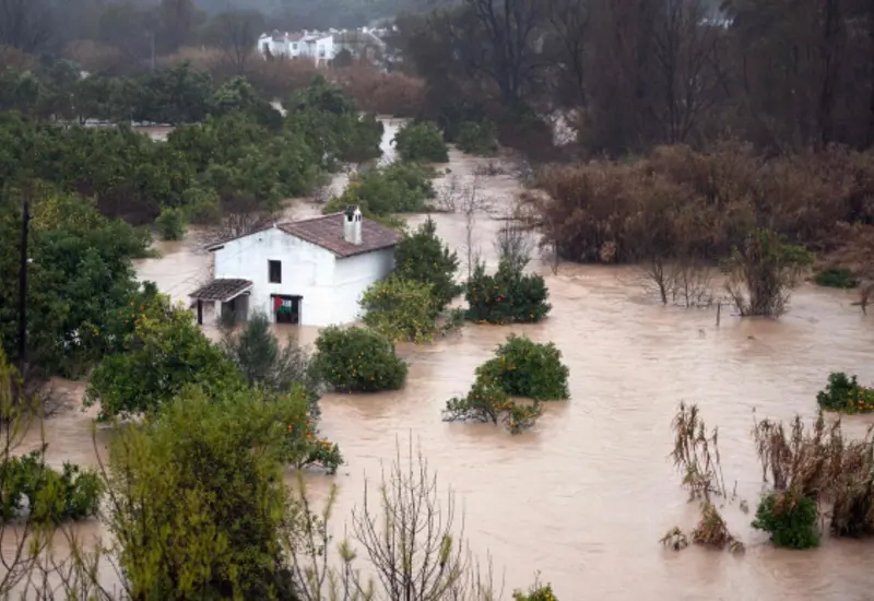 Más de 3,500 personas son evacuadas en Málaga y Cádiz debido al caos y las inundaciones causadas por el temporal Leonardo en el sur de España.