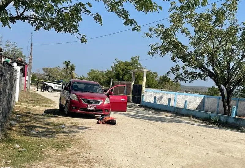 Escena del crimen en la carretera al Ciruelo, Jamiltepec, donde el exmilitar Edgar fue asesinado por supuestos vínculos con el narcotráfico.