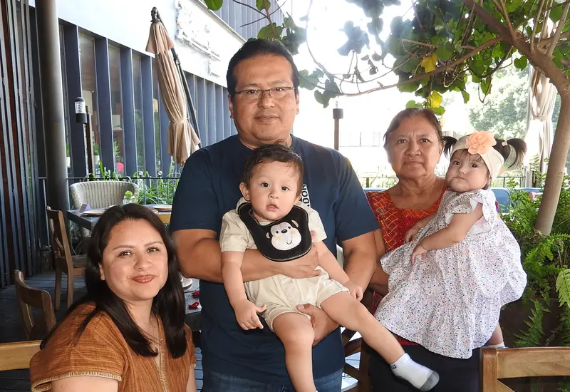 La familia Cano López posa para una foto en compañía de la señora Marilé, mientras disfrutan de los mejores lugares de Oaxaca.