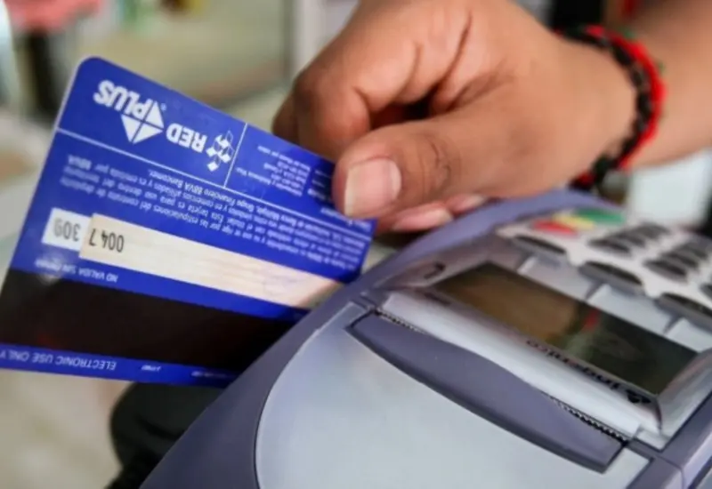 Un micronegocio utiliza la banca digital de Finabien para aceptar un pago electrónico sin necesidad de una terminal costosa, impulsando la inclusión financiera.