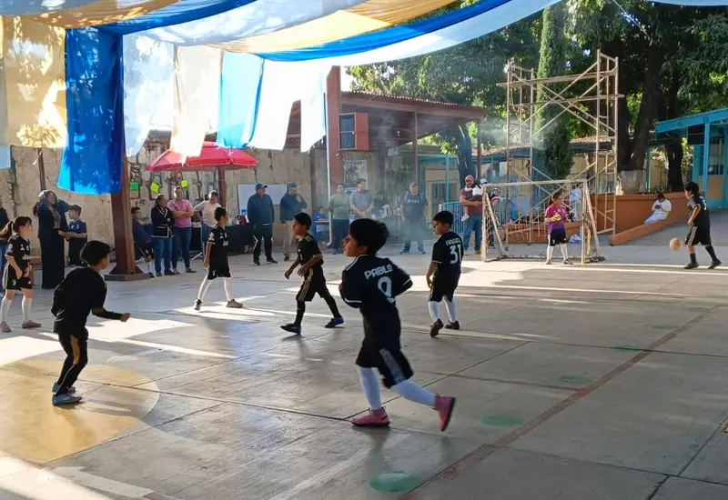 Estudiantes participan en los encuentros finales del torneo intramuros celebrado en la centenaria Primaria Benito Juárez como parte de sus festejos.