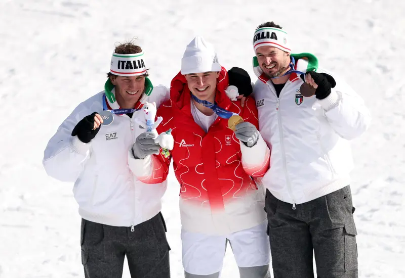 El atleta Franjo von Allmen celebra su victoria al ganar la primera medalla de oro en la competencia de Milano Cortina 2026.