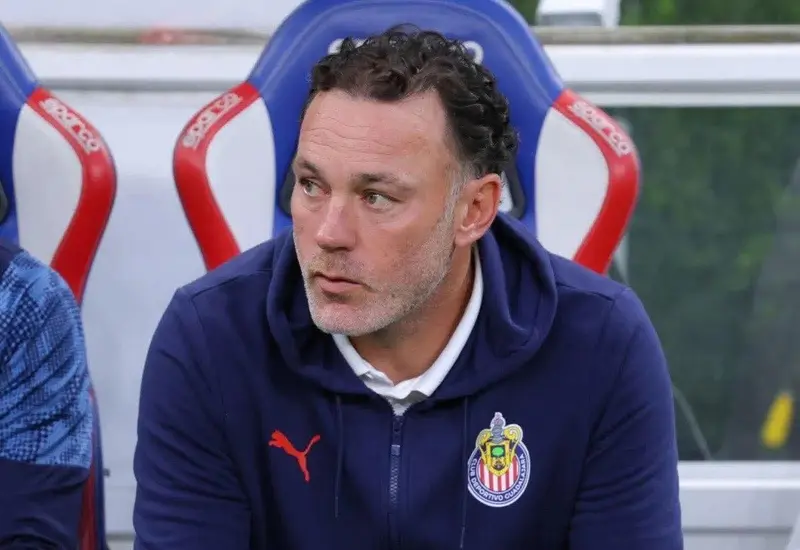 El director técnico Gabriel Milito, quien actualmente dirige a Chivas, en medio de rumores sobre su posible salida para volver a Argentina.