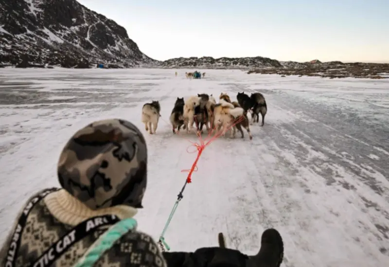 Un paisaje de Groenlandia que refleja las temperaturas cálidas récord, donde la media mensual alcanzó los 0.1 grados Celsius.