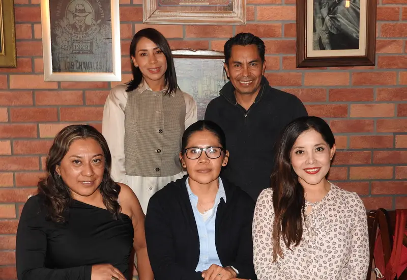 Carolina Arellano, Isaac Díaz, Yara Érika Ramos, Vasti Esther Cuevas López y Rosario Carazo comparten un momento agradable durante un desayuno entre amigos.