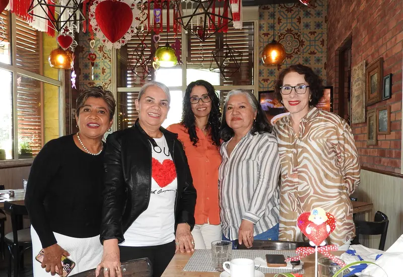 Loyda Zavaleta, Alejandra Carballido, Jeanette Solís, Rosalba Romero y Carmen Espinosa posan juntas en una foto, celebrando su amistad en un momento especial.