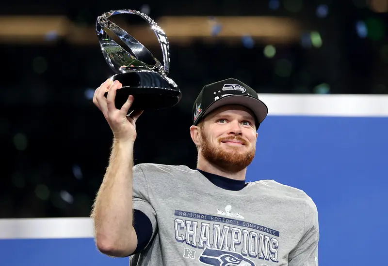 Los Halcones Marinos celebran su victoria en el Super Bowl, sosteniendo con orgullo el trofeo Vince Lombardi después de su anhelada revancha.