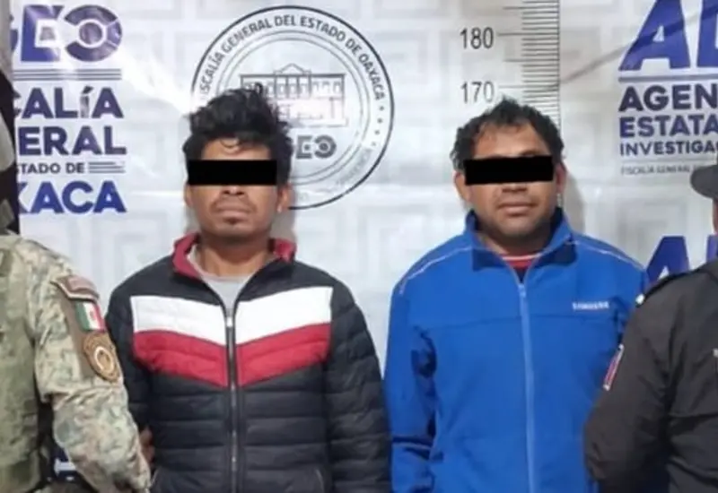 Dos hermanos originarios de San Pablo Huitzo, Etla, son fotografiados durante su audiencia de vinculación a proceso por tentativa de homicidio.