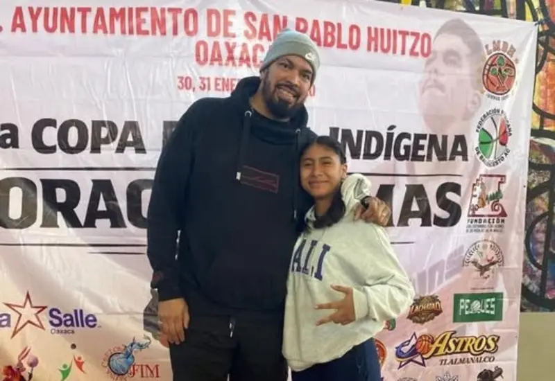 El basquetbolista mexicano Horacio Llamas, quien fue el invitado de honor en el torneo 'Ramillete de campeones', posa para la fotografía.