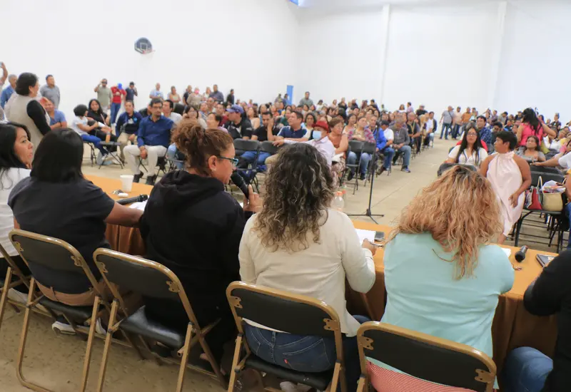 Trabajadores del sindicato STEUABJO en huelga en las instalaciones de la UABJO, manifestándose para exigir un justo aumento a su salario.