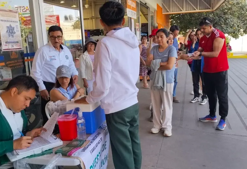 Personal del IMSS participa en la jornada de vacunación, la cual amplió su cobertura a hospitales y unidades médicas rurales.