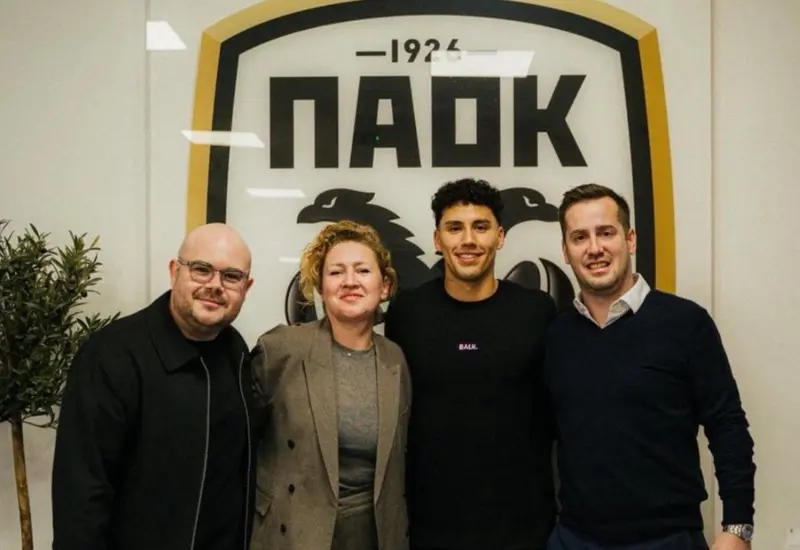La directiva del PAOK de Grecia presenta oficialmente al futbolista mexicano Jorge Sánchez como su nuevo refuerzo para la temporada en Europa.