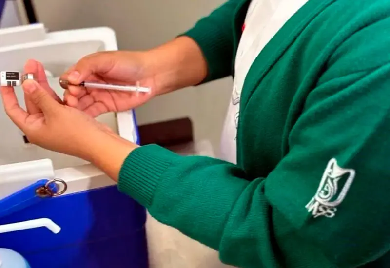 Una enfermera del IMSS aplica la vacuna contra el sarampión a un paciente durante la jornada intensiva que incluye primeras dosis y refuerzos.