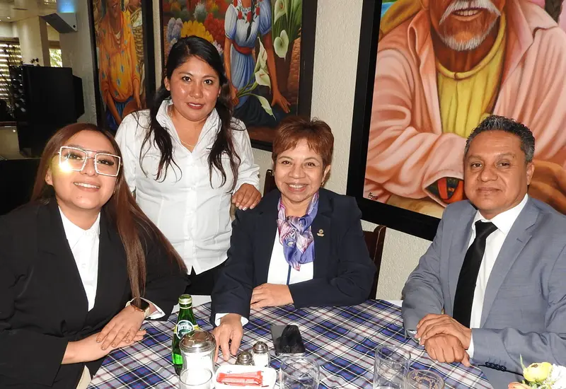 La contadora Lilia Hernández Díaz, presidenta, posa al centro junto a Juan Carlos Ramírez Reyes, Gabriela Quevedo y Floricel Toledo González en una reunión.