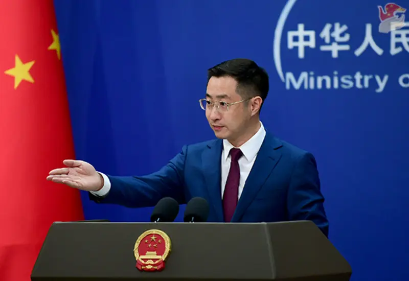 Lin Jian, portavoz del Ministerio de Asuntos Exteriores de China, en una fotografía oficial mientras reitera el apoyo a Cuba por su crisis de combustible.