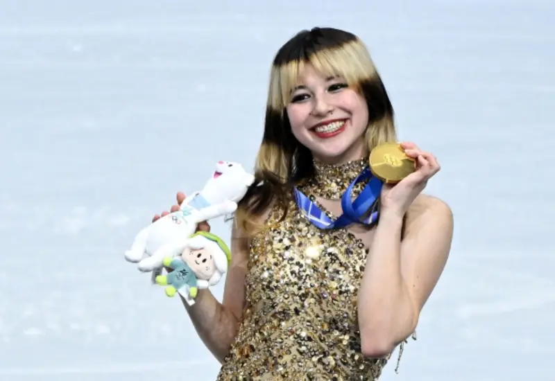 La patinadora artística Liu de Estados Unidos celebra su medalla de oro, rompiendo una sequía olímpica para su país desde el año 2002.