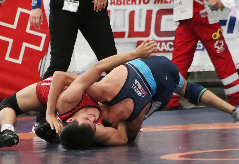 Luchadores compiten en el clasificatorio nacional de luchas, un gran reto deportivo que se celebrará próximamente en Oaxaca.