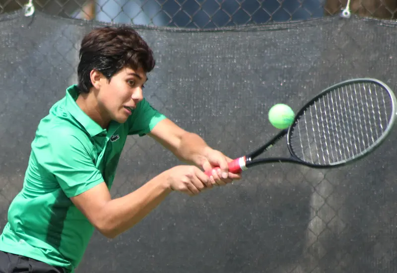 El joven tenista Luis Fernando González durante su participación en el torneo Estatal Infantil-Juvenil, donde consiguió su boleto para la etapa regional.