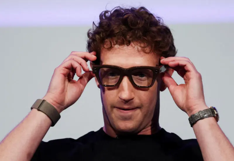 Mark Zuckerberg, CEO de Meta, muestra los lentes inteligentes que han generado preocupación por la seguridad y privacidad de las mujeres.