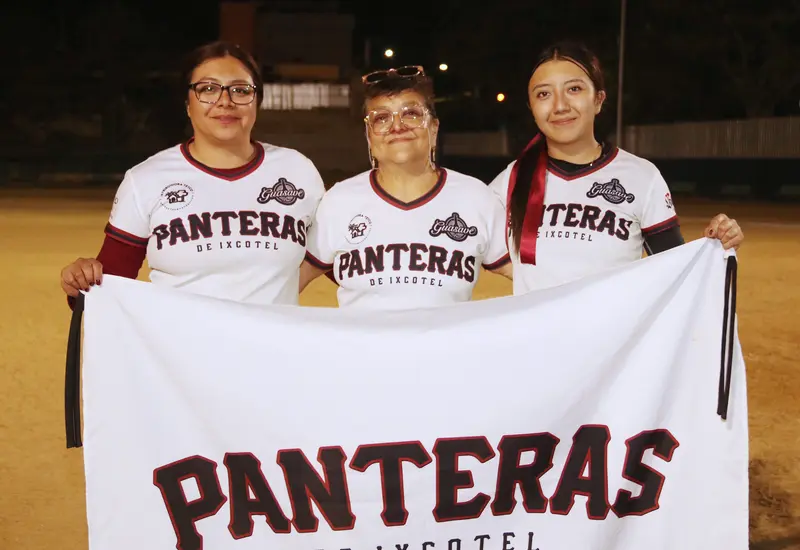 Melissa Canseco, jugadora de Panteras, posa para una fotografía al lado de su mamá y su abuelita en un momento familiar emotivo.