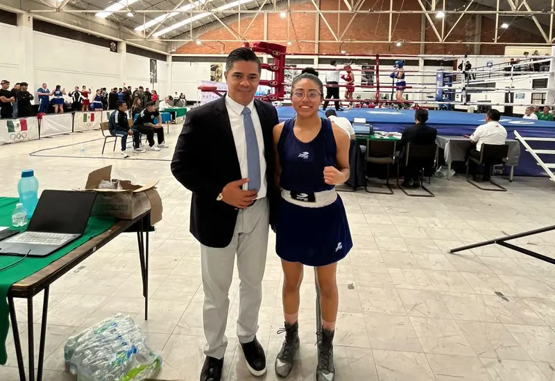 La boxeadora Metzi López, quien participará en el Elite Boxing Cup, posa junto al presidente de la Federación Mexicana de Boxeo.