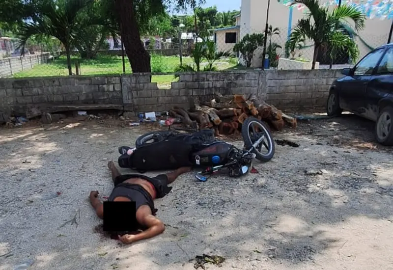 Escena del crimen en La Lagunilla, Pinotepa Nacional, donde el motociclista identificado como Felipe fue asesinado con fusiles de asalto.