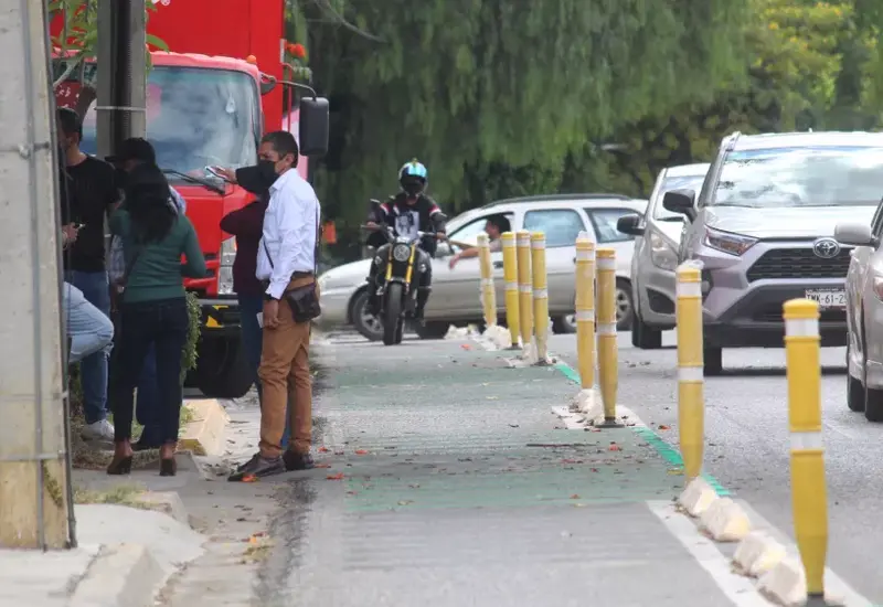 Un motociclista invade y circula sobre la ciclovía en la ciudad de Oaxaca, una práctica constante que no es sancionada por las autoridades.