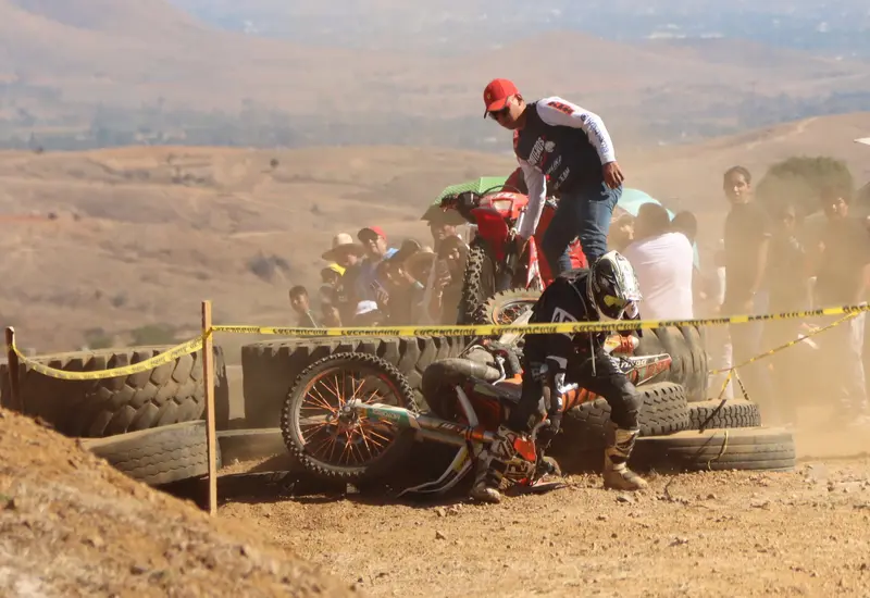 Una escena de acción de la primera fecha del Campeonato Estatal Enduro 2026, mostrando varias motocicletas caídas durante la reñida competencia.