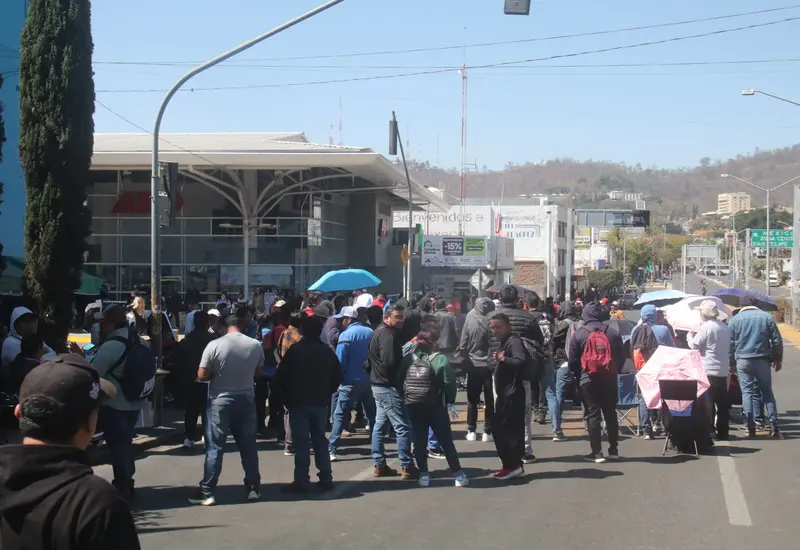 Integrantes del magisterio protestan en una manifestación pública para exigir una respuesta de las autoridades ante la notable falta de pagos salariales.