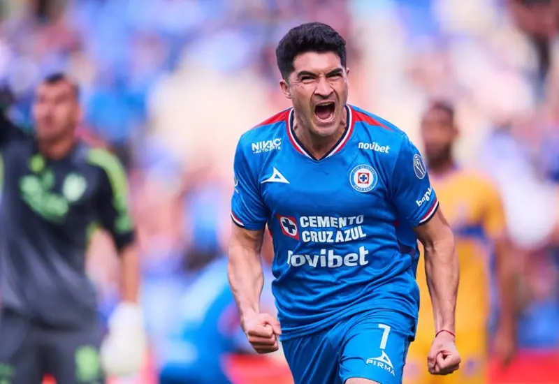 El delantero Nico Ibáñez celebra efusivamente tras anotar el segundo gol para Cruz Azul durante su exitoso partido de debut.