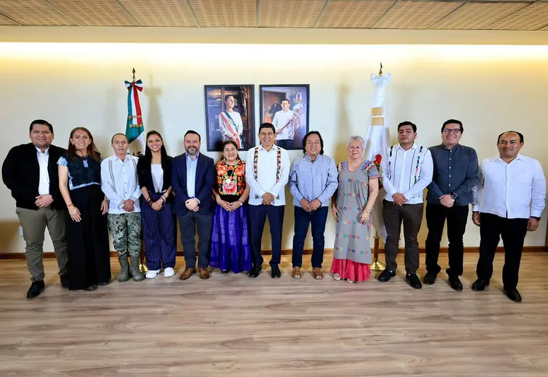 Fotografía oficial del nuevo gabinete del gobierno de Oaxaca, mostrando a los secretarios y secretarias designados por el gobernador Salomón Jara.
