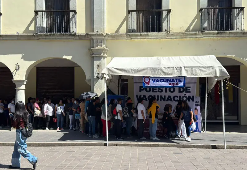 Ciudadanos oaxaqueños acuden a un módulo de vacunación para recibir la dosis contra el sarampión, en respuesta a la alerta sanitaria local.