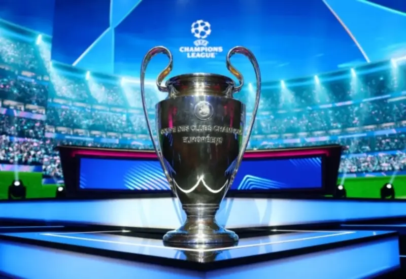 El balón oficial de la Champions League en un estadio, simbolizando la fase de octavos de final con los 16 equipos clasificados.
