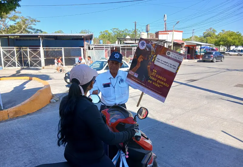 Operativo 'Casco Seguro' en un eje vial de Tehuantepec, donde se revisa a motociclistas para prevenir accidentes y muertes.
