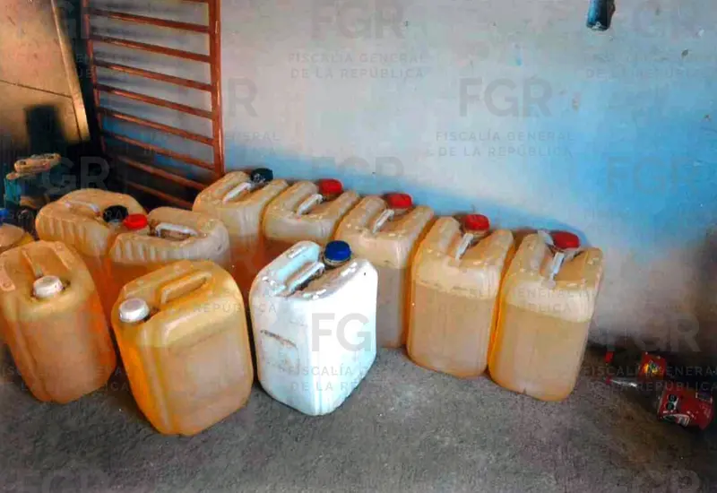 Una de las dos viviendas en Soledad, Etla, que fue cateada por la FGR por almacenar hidrocarburos de forma ilegal.