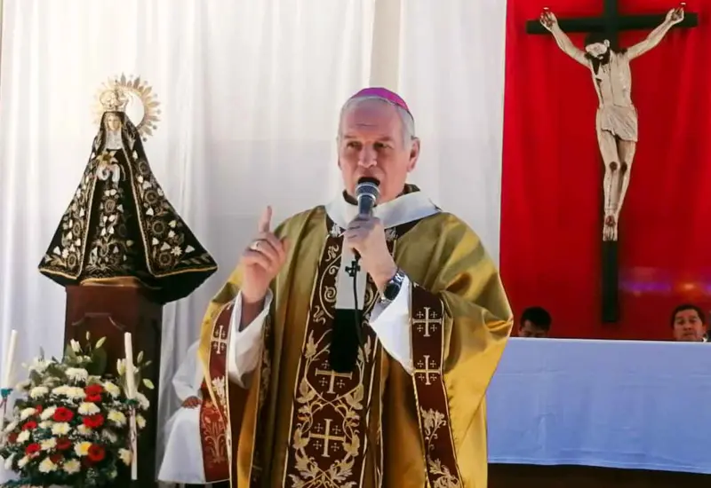 Unos padres apoyando a sus hijos en su desarrollo, como símbolo de la familia que cultiva y custodia las vocaciones personales y profesionales.