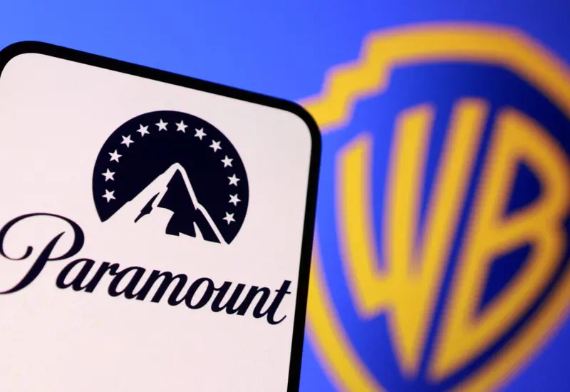 Logotipos de Paramount y Warner Bros. Discovery mostrados juntos, representando el acuerdo récord de compra de la compañía por 110 mil millones.