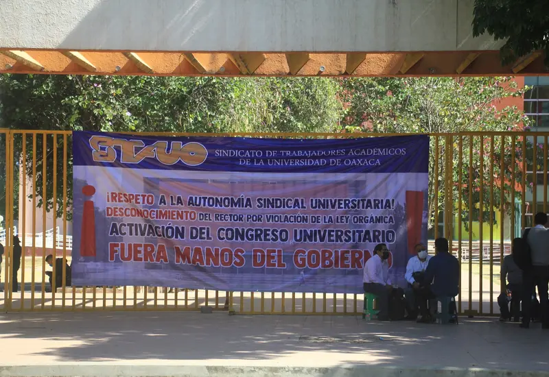 Integrantes del STAUO anuncian un paro de labores de 12 horas para exigir un incremento directo al tabulador y la homologación salarial.