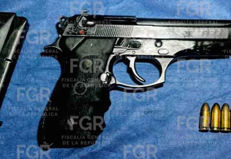Fotografía del arma de fuego tipo pistola que fue asegurada y es evidencia clave en el caso de un hombre vinculado a proceso.