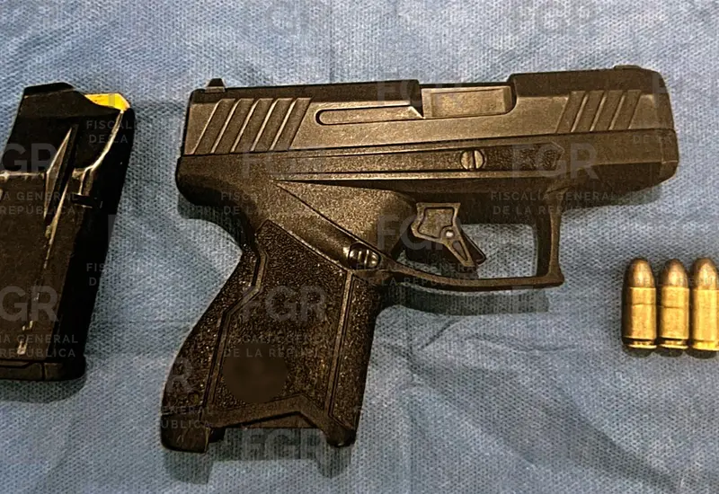 Fotografía de la pistola asegurada por elementos de la policía estatal, relacionada con la detención de un hombre en la región de la Costa.