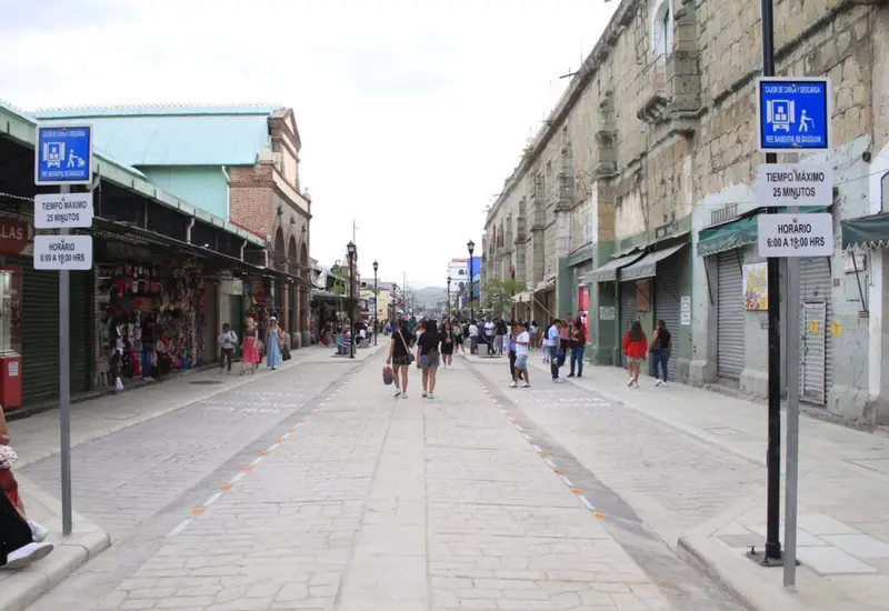 Una calle de Oaxaca que muestra el proyecto de ampliación para crear zonas semipeatonales, priorizando el espacio para las personas sobre los autos.