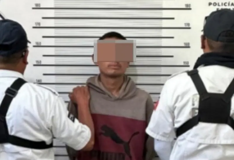 Policías viales estatales realizan la detención de un hombre señalado como presunto acosador en las calles de la colonia Reforma.