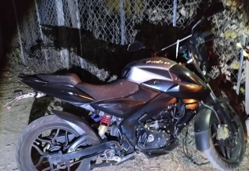 La motocicleta de la marca Pulsar Bajaj que fue robada, fotografiada después de ser asegurada y recuperada por policías municipales.