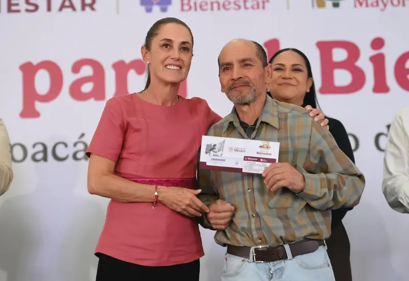 La Presidenta de México entrega personalmente las tarjetas del programa Bienestar a los beneficiarios durante un evento público oficial.