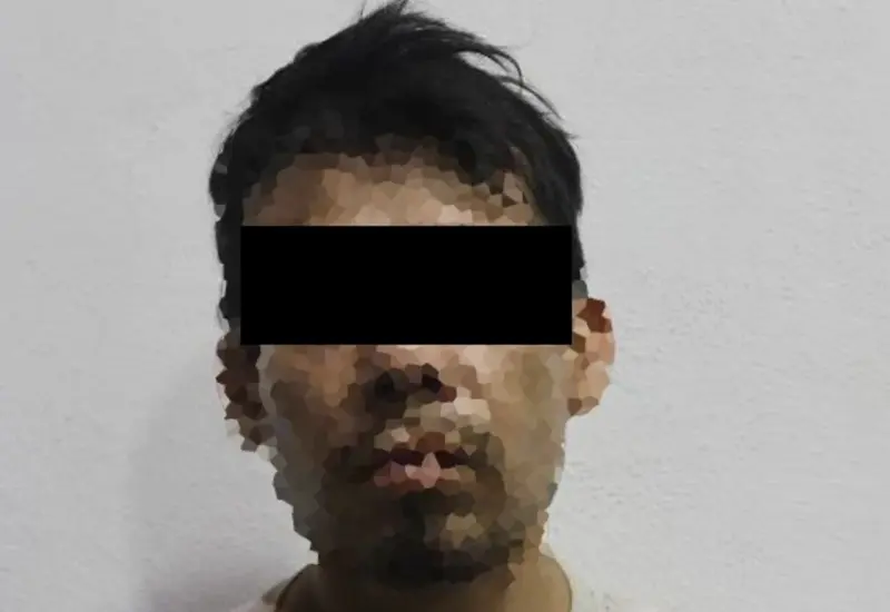 Hombre detenido por presunto narcomenudeo en el Mercado de Abasto, a quien le decomisaron 250 gramos de la droga conocida como cristal.